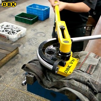 Kỹ thuật viên đang tiến hành uốn ống